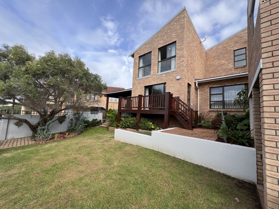 4 Bedroom Property for Sale in Wavecrest Eastern Cape